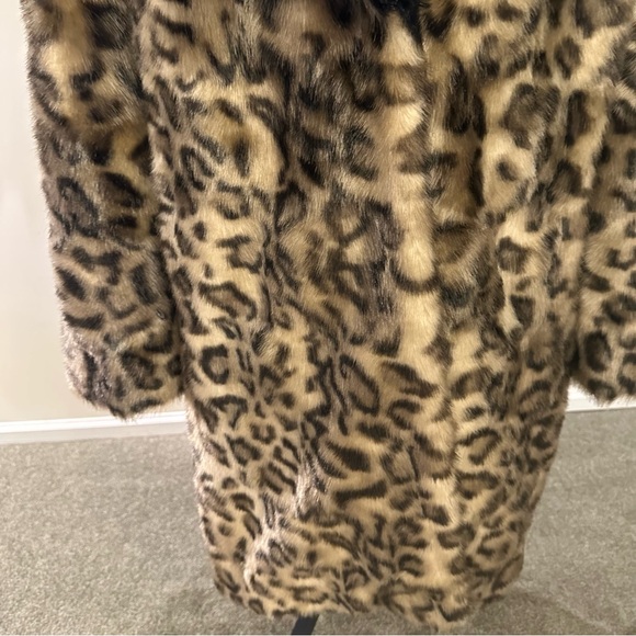 Leopard Print 2-3X Faux Fur Jacket with Black Collar - Picture 5 of 15